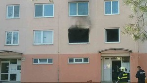 Na trenčianskom sídlisku vypukol požiar. Z bytu evakuovali 8 osôb