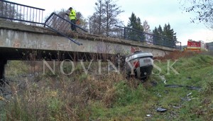 Ďalšia nehoda s alkoholom: Dvaja muži prerazili zvodidlá. Auto sa zrútilo na breh potoka