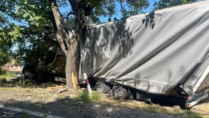 Pri Dolnom Bare zišiel kamión z cesty. Vodič na mieste zahynul