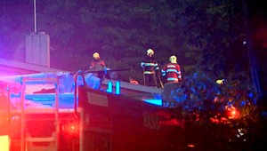 V Borinke udrel do strechy blesk, v Bánovciach padali stromy