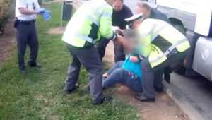 VIDEO: Policajti zastavili kamionistu, nebol schopný ani stáť na nohách
