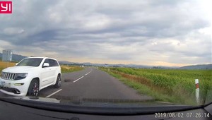 Vodič bieleho SUV, ktoré ťahalo po ceste priviazaného psa, už vysvetľoval incident na polícii