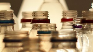 Hrozí koniec plastovým slamkám, paličkám do uší aj pohárom. Európska komisia žiada ich zákaz