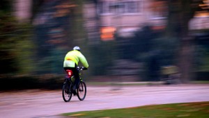 Toto každý deň len tak neuvidíte. Reflexný bicykel brázdi cesty Popradu