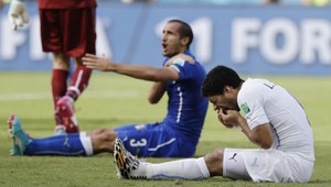 FIFA už koná, Suárezovi hrozí trest od 2 zápasov do 24 mesiacov!