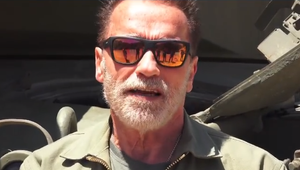 Arnold Schwarzenegger pózuje na tajomnom plagáte ako grécky boh