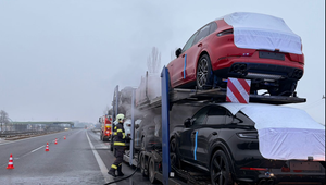 Požiar auta obmedzil dopravu na D2. Smer do Česka bol prejazdný len jedným pruhom