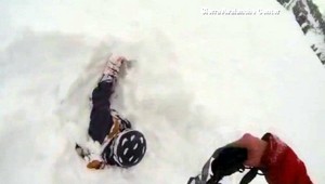 Spackaná záchranná akcia! Lyžiar z lavíny sa vyhrabával sám...