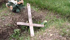 Muž ukradol z hrobu urnu svojej bývalej manželky, zobral ju domov a zapálil jej sviečku