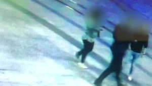 VIDEO: Mladík po brutálnych úderoch cudzinca vyfackal. Vyložil si na neho nohu a odfotil ho