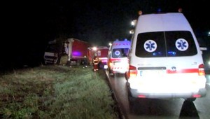 Na Donovaloch havaroval kamión, nasledovali výbuchy a lietali iskry