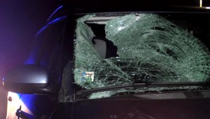 Tragický večer na cestách. Dvoch chodcov zrazili autá