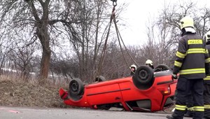 Po ostrej zákrute skončil s autom na streche. Okrem skúseností mu chýbal aj vodičák