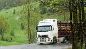 Odtrhnuté koleso z kamióna vletelo do auta s robotníkmi