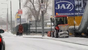 Kto ponesie zodpovednosť za úraz na zasneženom chodníku?