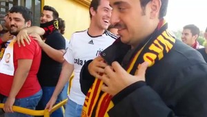 Turecký fanúšik chcel prepašovať na zápas 24 fliaš s pivom