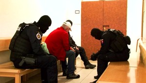 Podnikateľovi zmizlo z účtov 156 tisíc eur. Na jedného obvineného vydali zatykač