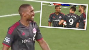 Trapas a vzápätí krásny gól. Spoluhráči sa pred priamym kopom pobili o loptu!