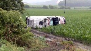 Pri Ondrášovej sa prevrátila sanitka s pacientom