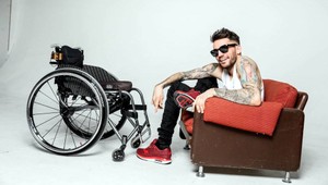 Bekim je stand up komik, publikum ho uznáva