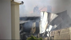 Lietadlo sa zrútilo na parkovisko pri supermarkete, päť mŕtvych