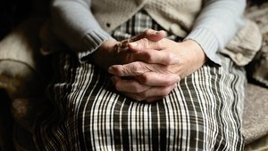 Muž 25 rokov poberal starobný dôchodok mŕtvej svokry