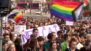 Po letmom bozku v pivárni nasledovali urážky aj facka: LGBTI+ páru nepomohol ani manažér prevádzky