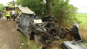 Pri Bratislave havarovali traja kamaráti. Tínedžerka (†18) je mŕtva