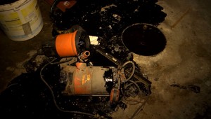 Ropa im vyviera priamo v pivnici. Majiteľka domu sa bojí, že príde o majetok