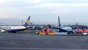 Kolízia lietadiel Ryanairu, Boeingu 737 sa nalomilo krídlo