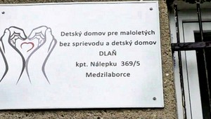 Rumun si priviezol deti na Slovensko, aby mu slúžili. Muž je vo väzbe, deti v domove