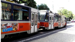 Smrť na zastávke. Polícia útočníka neobvinila