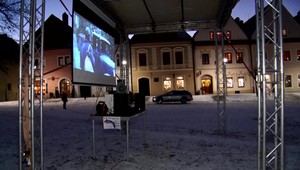Letné kino v zime: v Bardejove premietali vojnové filmy na námestí, pripomenuli si výročie príchodu osloboditeľov