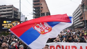 V Belehrade vrazilo do demonštrantov auto a zranilo mladú ženu