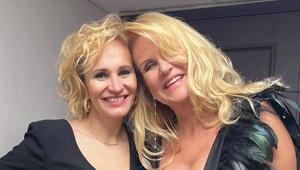 Známa Češka prekvapila v mega odvážnych šatách: V 50-tke si trúfla na výstrih až po pupok!