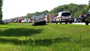 Autobus stratil kontrolu a prevrátil sa do priekopy. Cestujúcich vymrštilo von, piati zahynuli