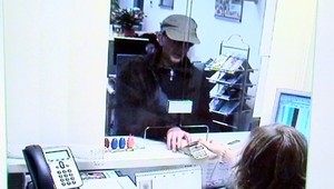 Z pražskej banky si odniesol 300 tisíc! Lúpil zrejme Slovák...