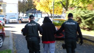 Vykrádačka a útek: Maďarská dvojica sa snažila ujsť v ukradnutých vozidlách