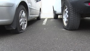 Šialenstvo v meste: Žena prepichla 40 pneumatík. Polícia ju chytila priamo pri čine