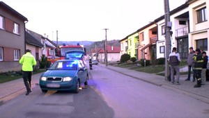 Osemročný školák skončil pod kolesami auta. Zostal tam zakliesnený