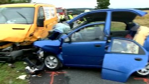 Vodič po nehode ostal zakliesnený pod sedadlom