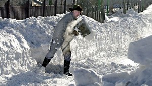 Joe Sakic si pri odhŕňaní snehu zlomil tri prsty