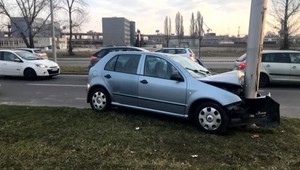 Mladík nabúral s autom do stĺpa. Potom ušiel a život ukončil skokom zo žeriavu