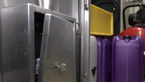 Zlodeji pre peniaze zničili box v autoumyvárni, škoda je násobne vyššia než ich úlovok