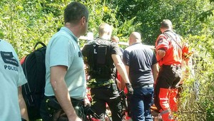 Dve deti skončili po zosuve pôdy pod hlinou. Jedno v bezvedomí odviezol vrtuľník