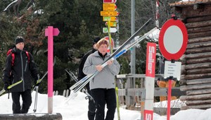 Nezlomná Merkelová so zlomenou panvou chodí!