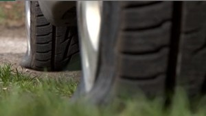 Polícia pátra po mužovi, ktorý v noci prepichol desiatky pneumatík