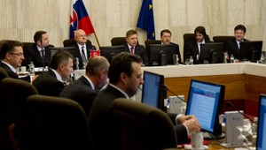 Vyššie poplatky, menej peňazí na dôchodok, rozhodla vláda