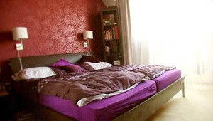 Knihy a fotky. Takto býva Evita Urbaníková (36)