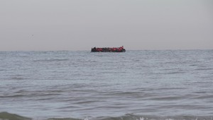 Po potopení lode s 90 migrantmi našli desať preživších a jednu obeť